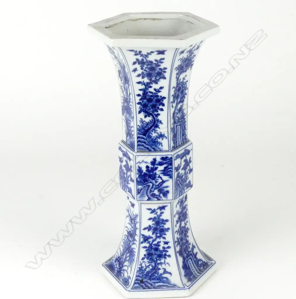 A Chinese blue and white porcelain vase Image 1++