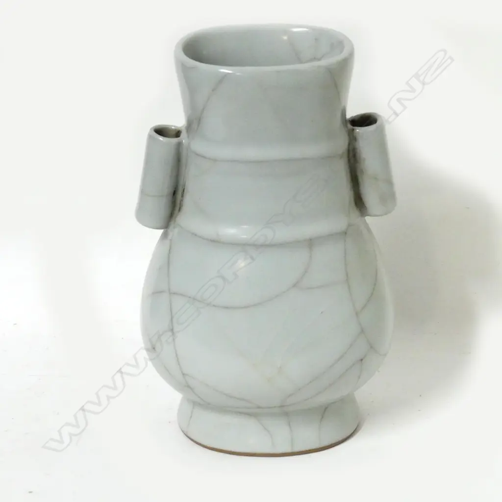 A Chinese 'arrow' vase Image 1++