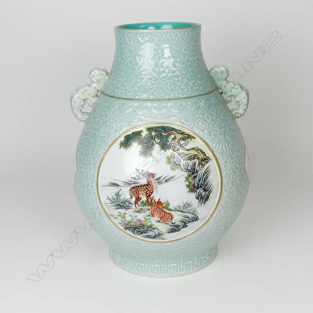 A large Chinese porcelain vase Image 1++
