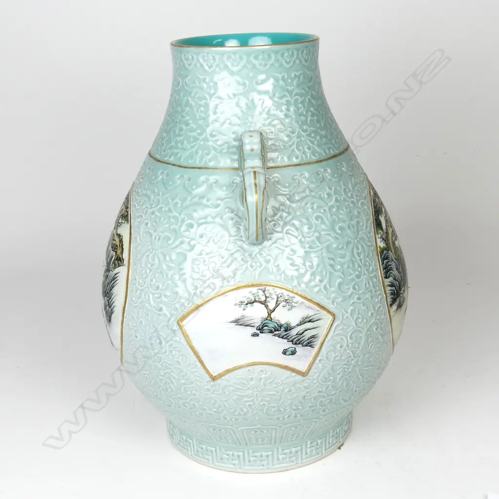 A large Chinese porcelain vase Image 1++