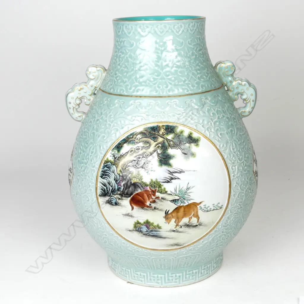A large Chinese porcelain vase Image 1++