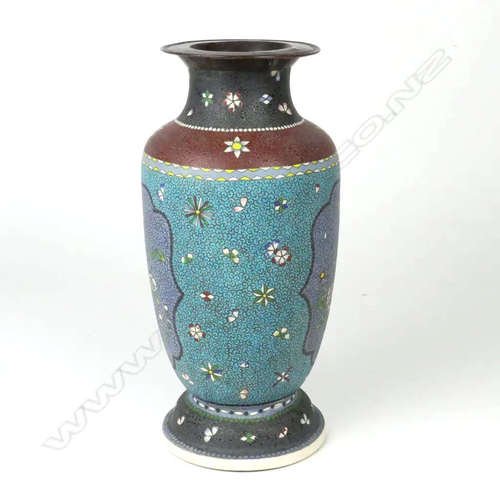 A large Meiji period Satsuma vase Image 1++