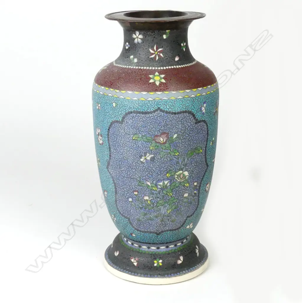 A large Meiji period Satsuma vase Image 1++