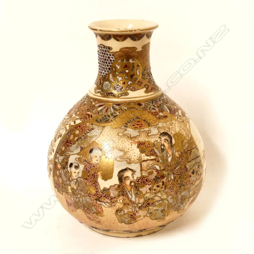 A Satsuma earthenware vase Image 1++