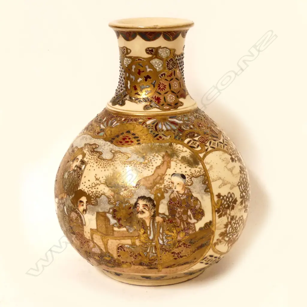 A Satsuma earthenware vase Image 1++