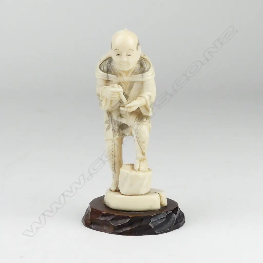 A Japanese marine ivory figure of an agricultural worker Image 1++