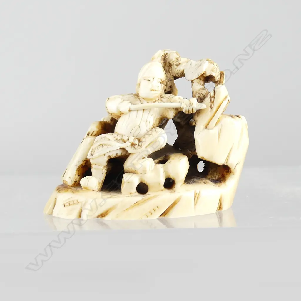 A small Japanese ivory okimono Image 1++