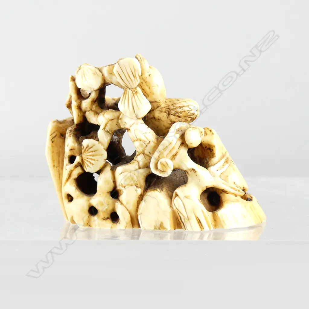 A small Japanese ivory okimono Image 1++