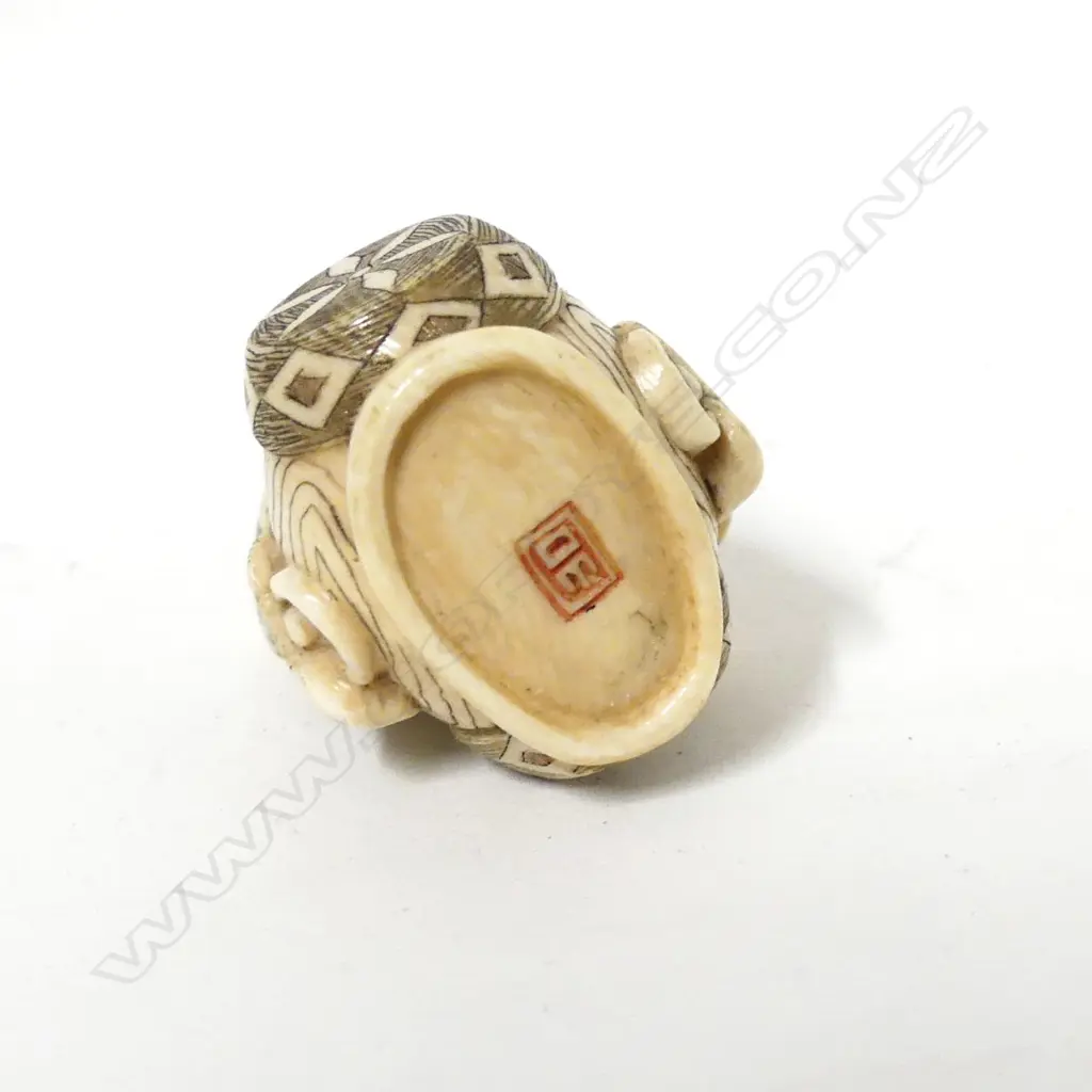 A Japanese ivory netsuke Image 1++