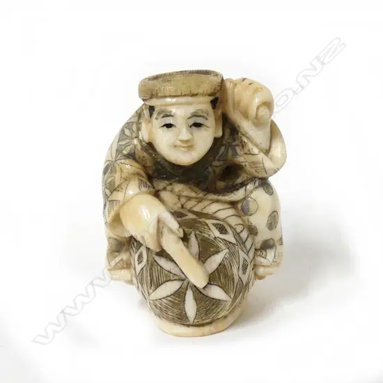 A Japanese ivory netsuke