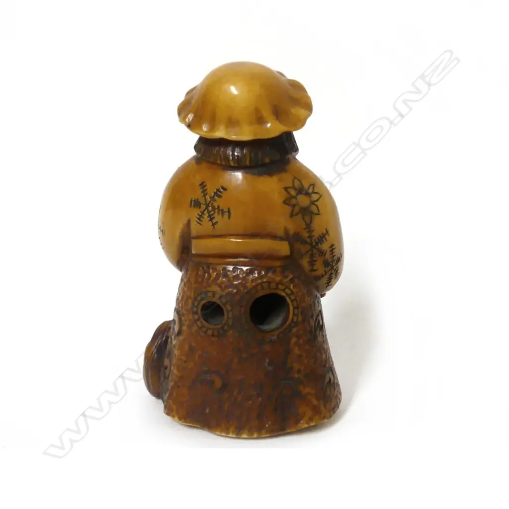 A Japanese ivory netsuke Image 1++