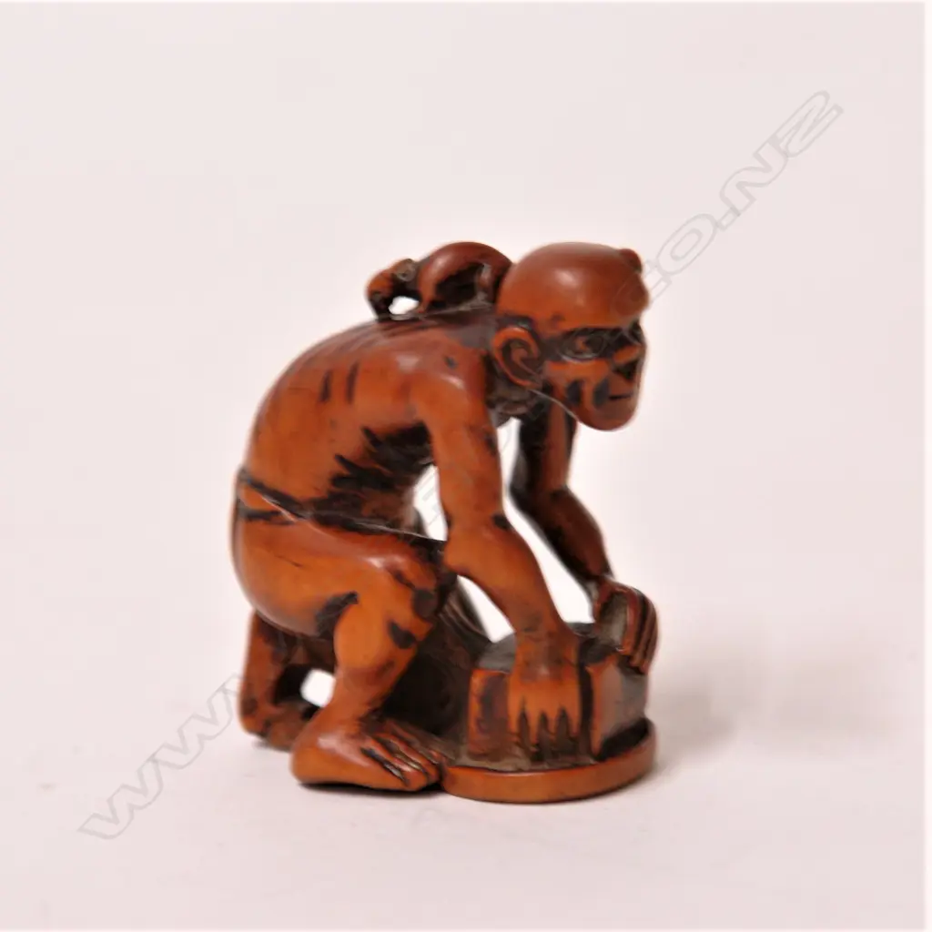 A good 19thC Japanese boxwood netsuke of a disappointed rat catcher Image 1++