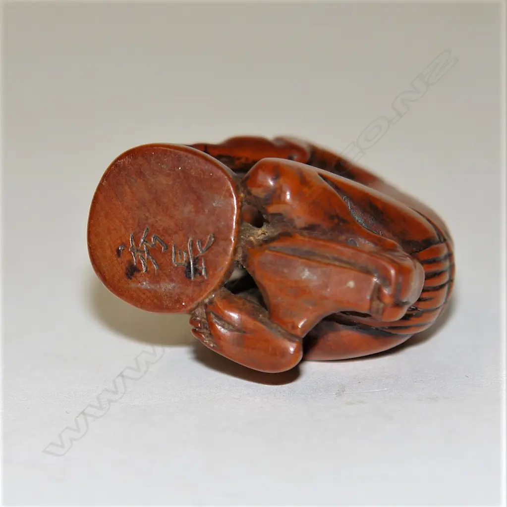 A good 19thC Japanese boxwood netsuke of a disappointed rat catcher Image 1++