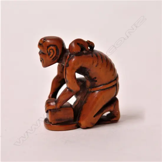 A good 19thC Japanese boxwood netsuke of a disappointed rat catcher