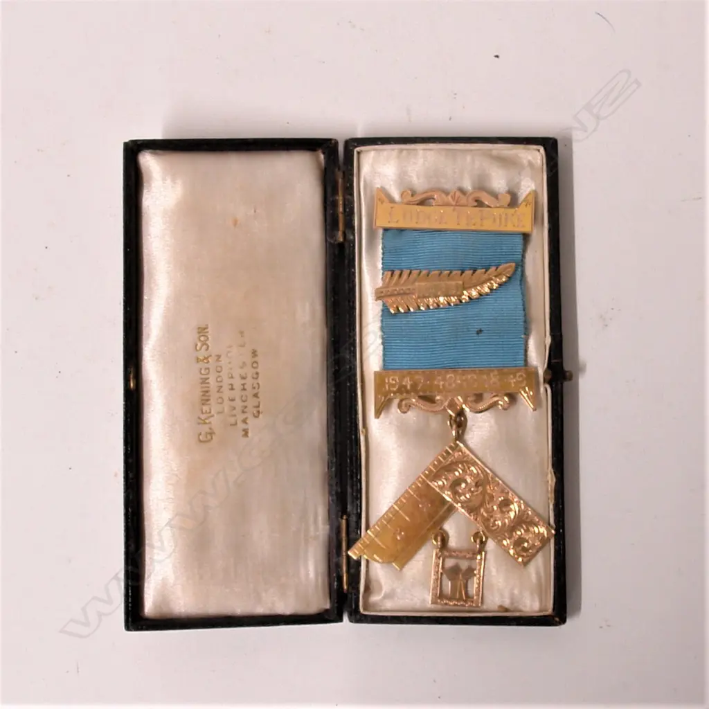 A 9ct. gilded rose gold Masonic jewel Image 1++