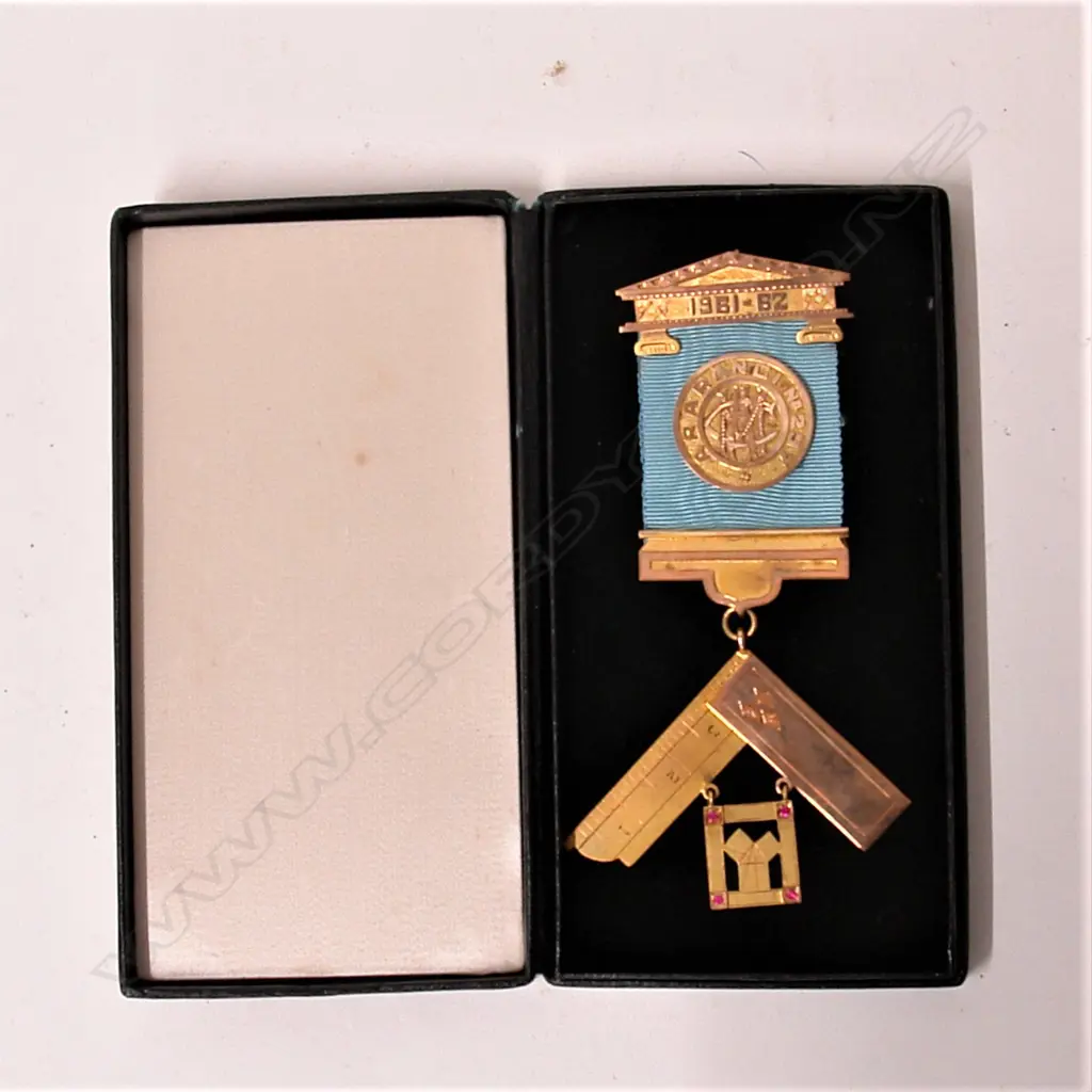 A gilded 9ct. rose gold large Masonic jewel Image 1++