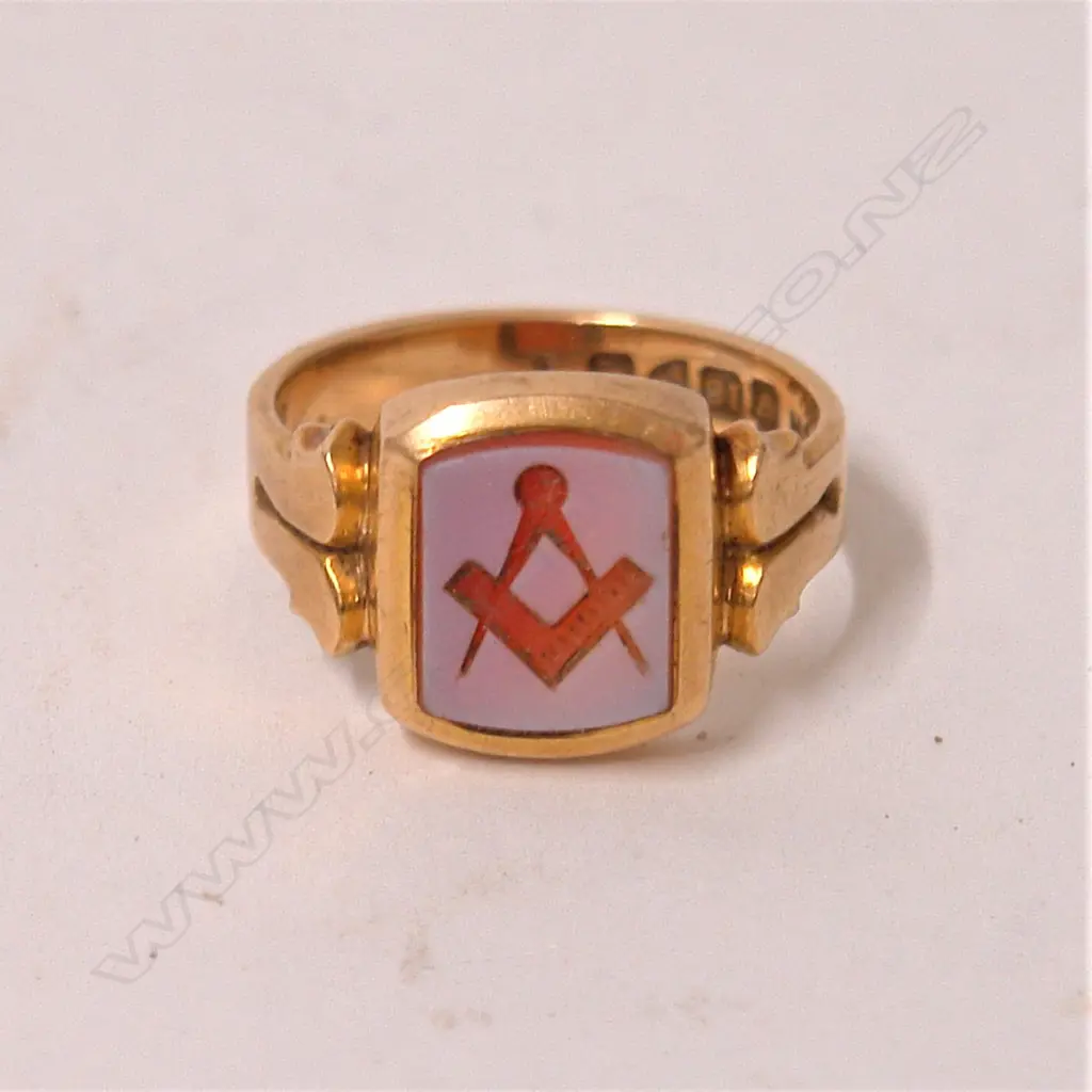 A heavy 18ct. yellow gold Masonic signet ring Image 1++