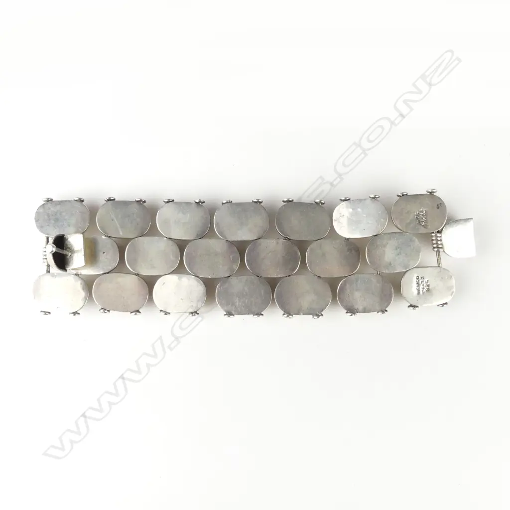 A substantial vintage Mexican silver dome linked bracelet Image 1++
