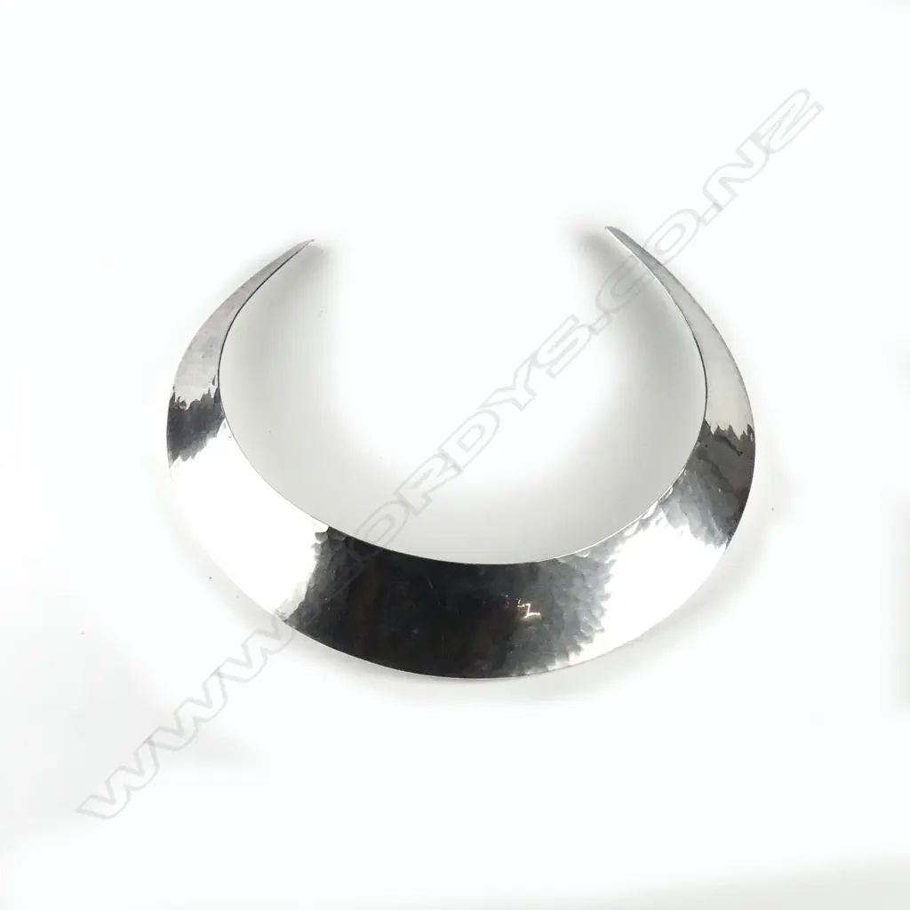 A vintage modernist hand-beaten silver necklet Image 1++