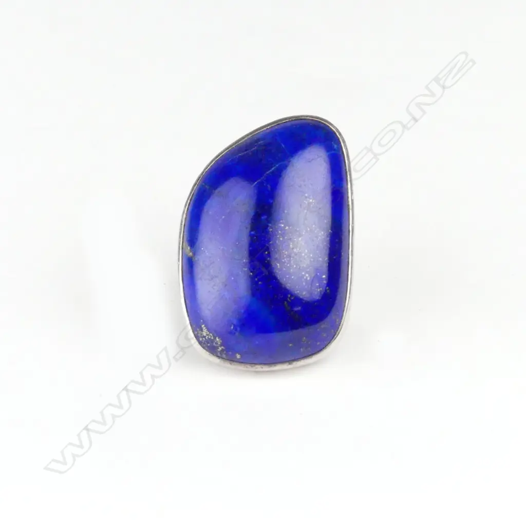 A vintage large lapis lazuli cabochon and silver ring Image 1++