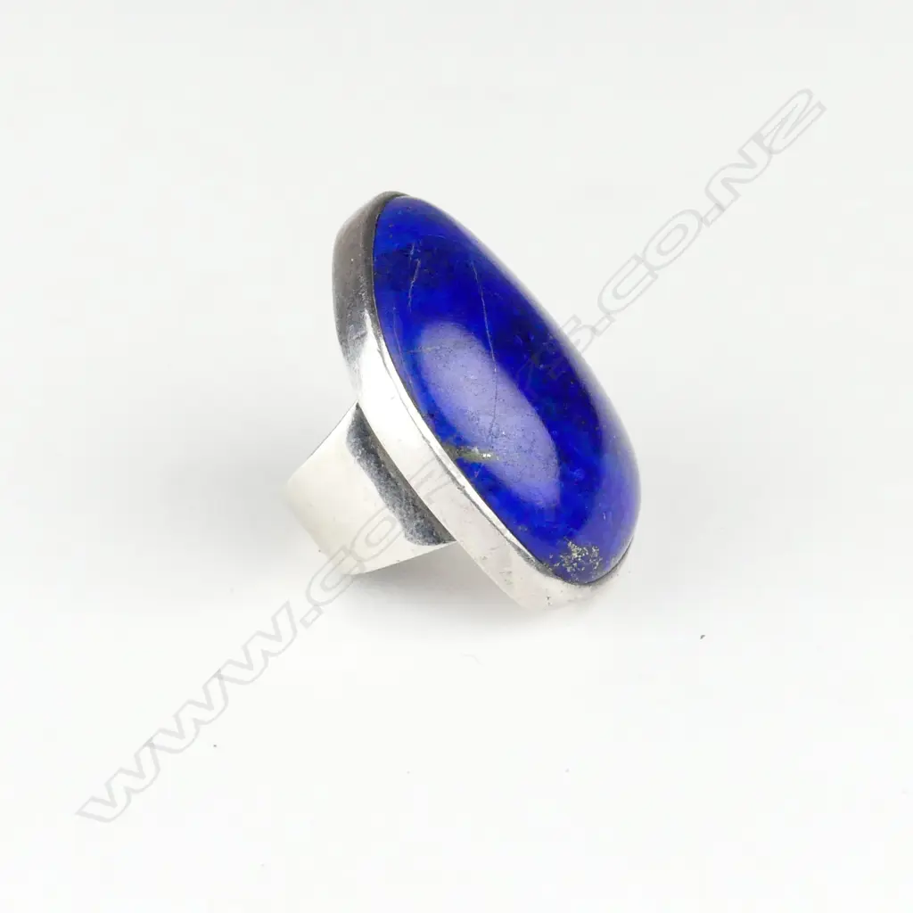 A vintage large lapis lazuli cabochon and silver ring Image 1++