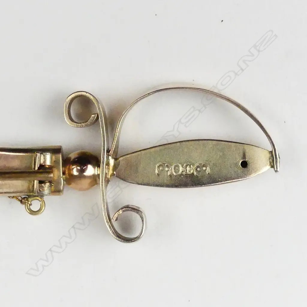 A N.Z. colonial 9ct. yellow gold and greenstone sword bar brooch Image 1++