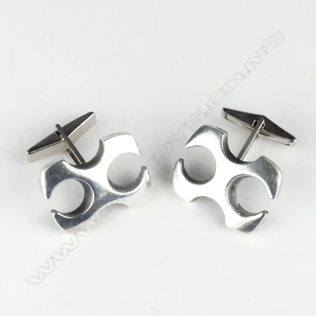 A pair of Peter Minturn silver cuff links Image 1++