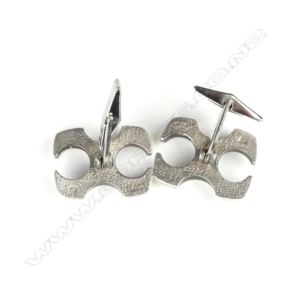 A pair of Peter Minturn silver cuff links Image 1++