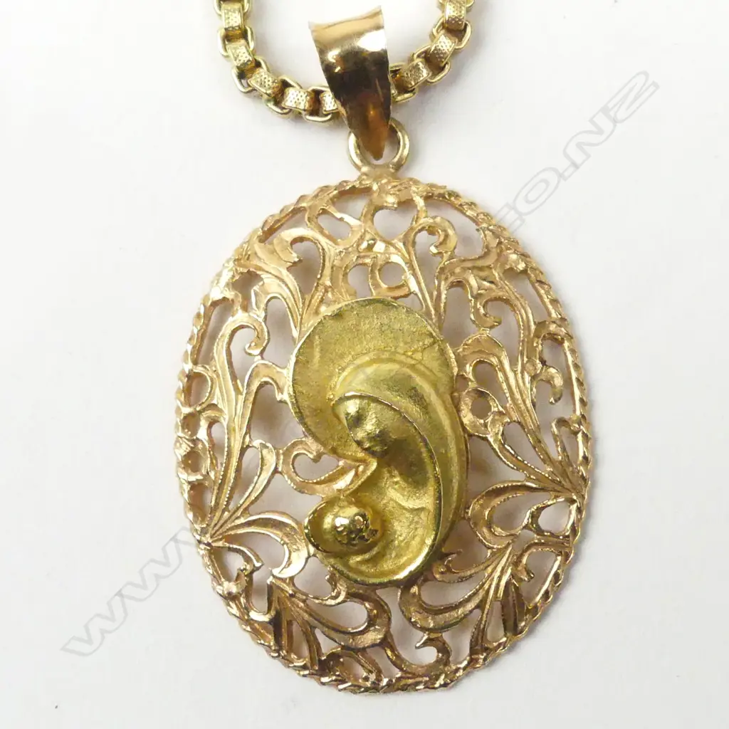 An 18ct gold pendant and chain Image 1++