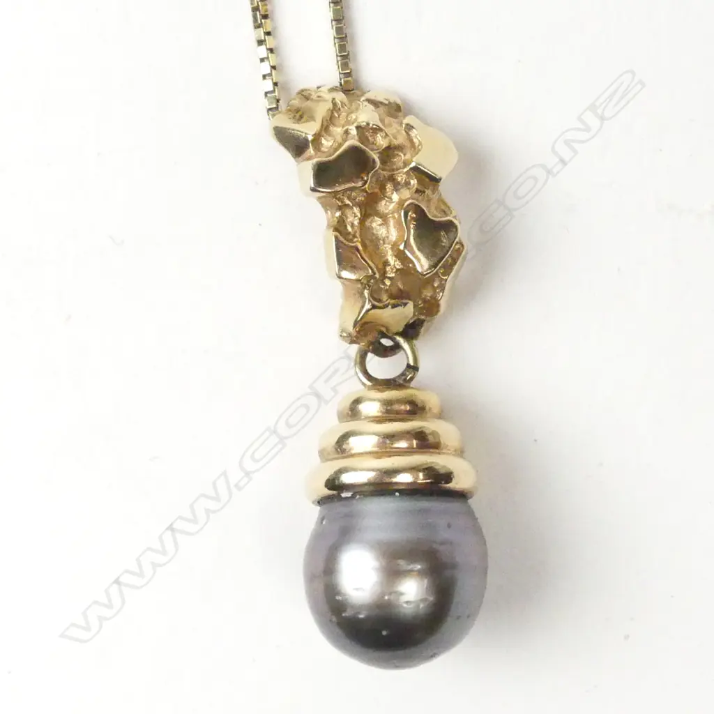 A 9ct gold and black pearl pendant Image 1++