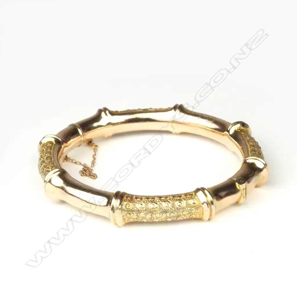 An early 1900s 9ct gold bangle Image 1++