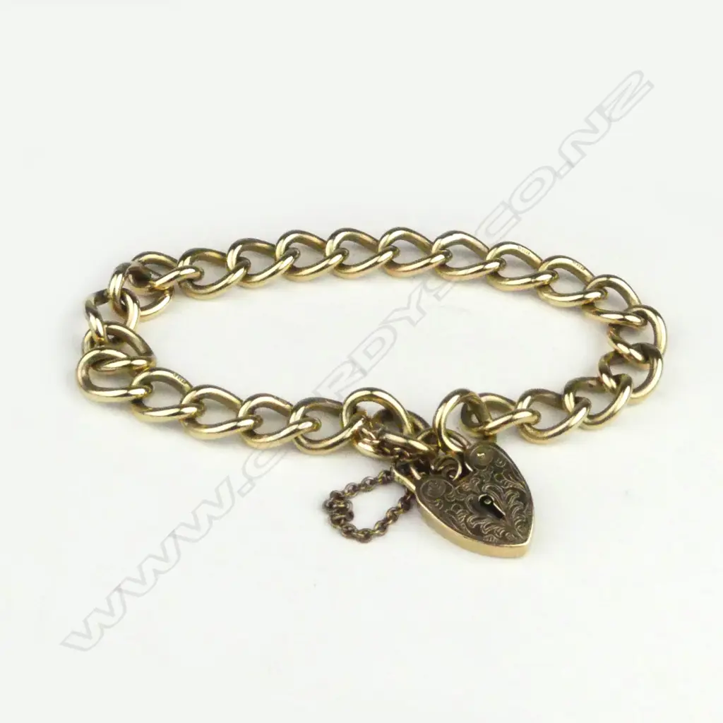A 9ct gold charm bracelet Image 1++