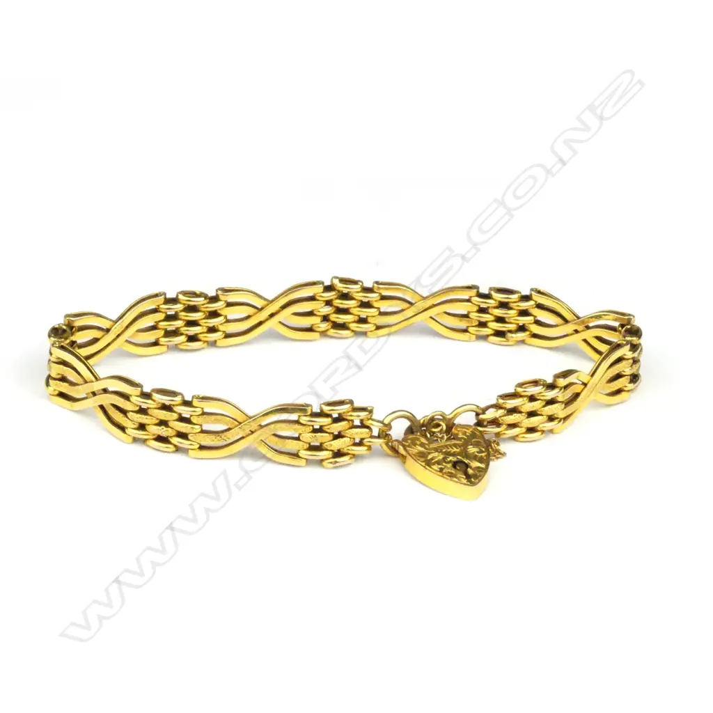 A 9ct gold gate link bracelet Image 1++