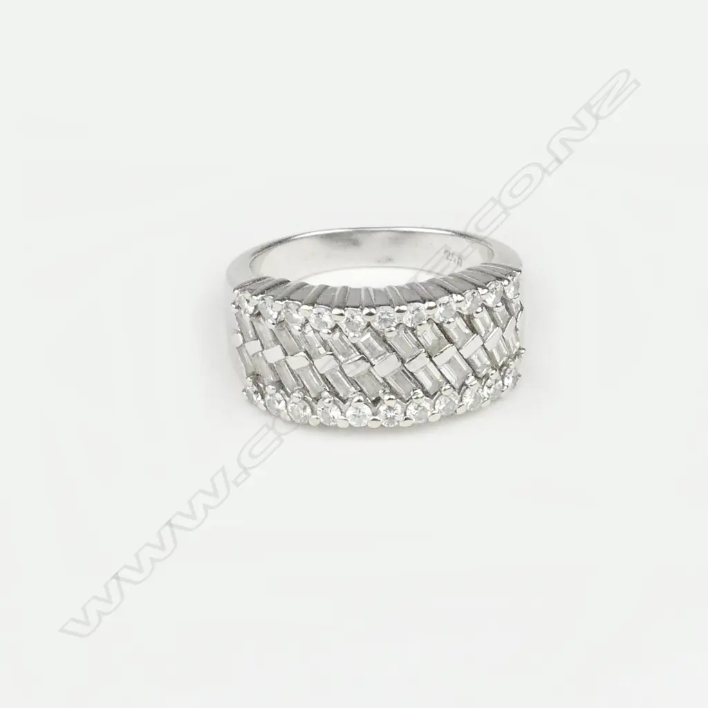 An 18ct white gold and diamond dress ring Image 1++