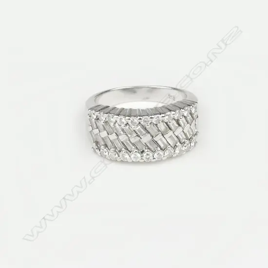 An 18ct white gold and diamond dress ring