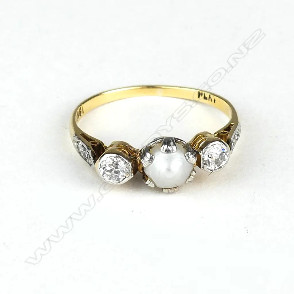 An early 20thC 18ct. yellow gold pearl and diamond lady's estate ring Image 1++