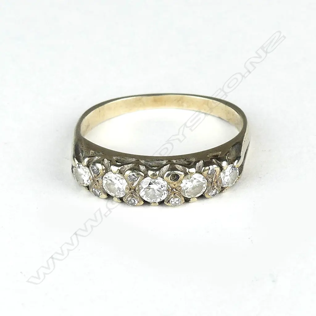 A lady's vintage gold and five stone diamond ring Image 1++
