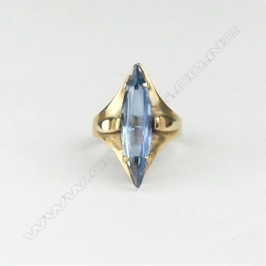 A 9ct yellow gold and blue stone retro ring Image 1++