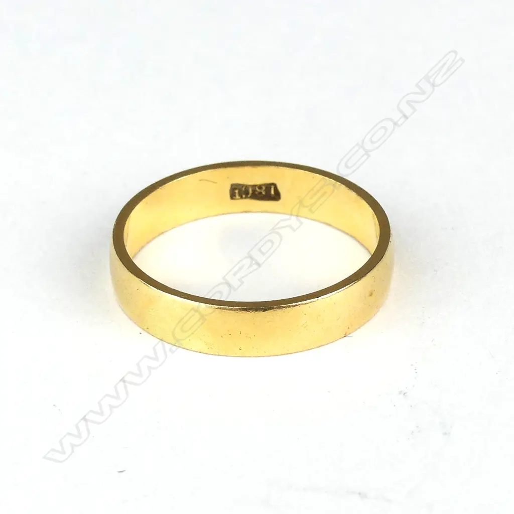 An 18ct. yellow gold vintage band ring Image 1++