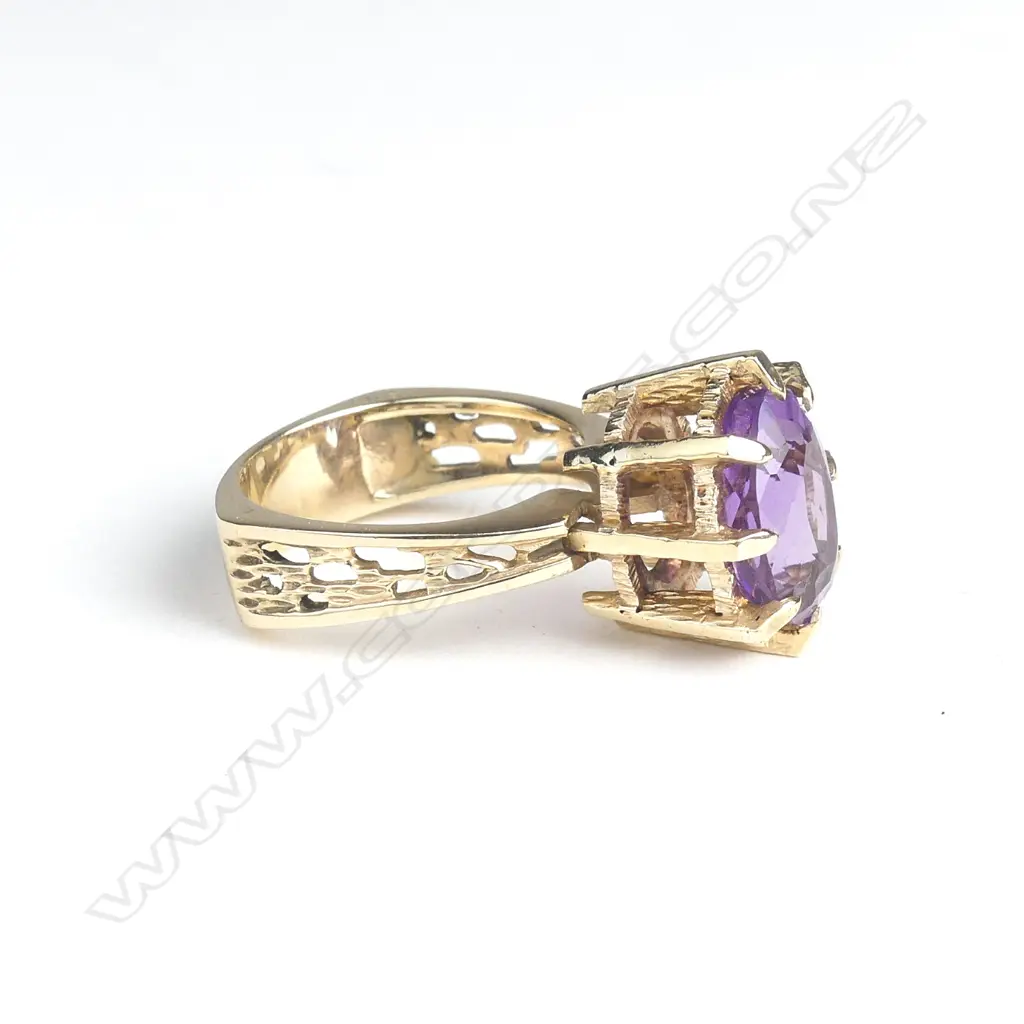 A 9ct gold and amethyst retro dress ring Image 1++