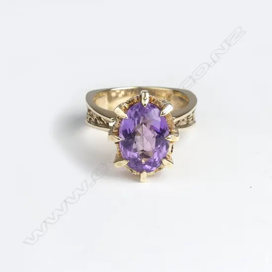 A 9ct gold and amethyst retro dress ring