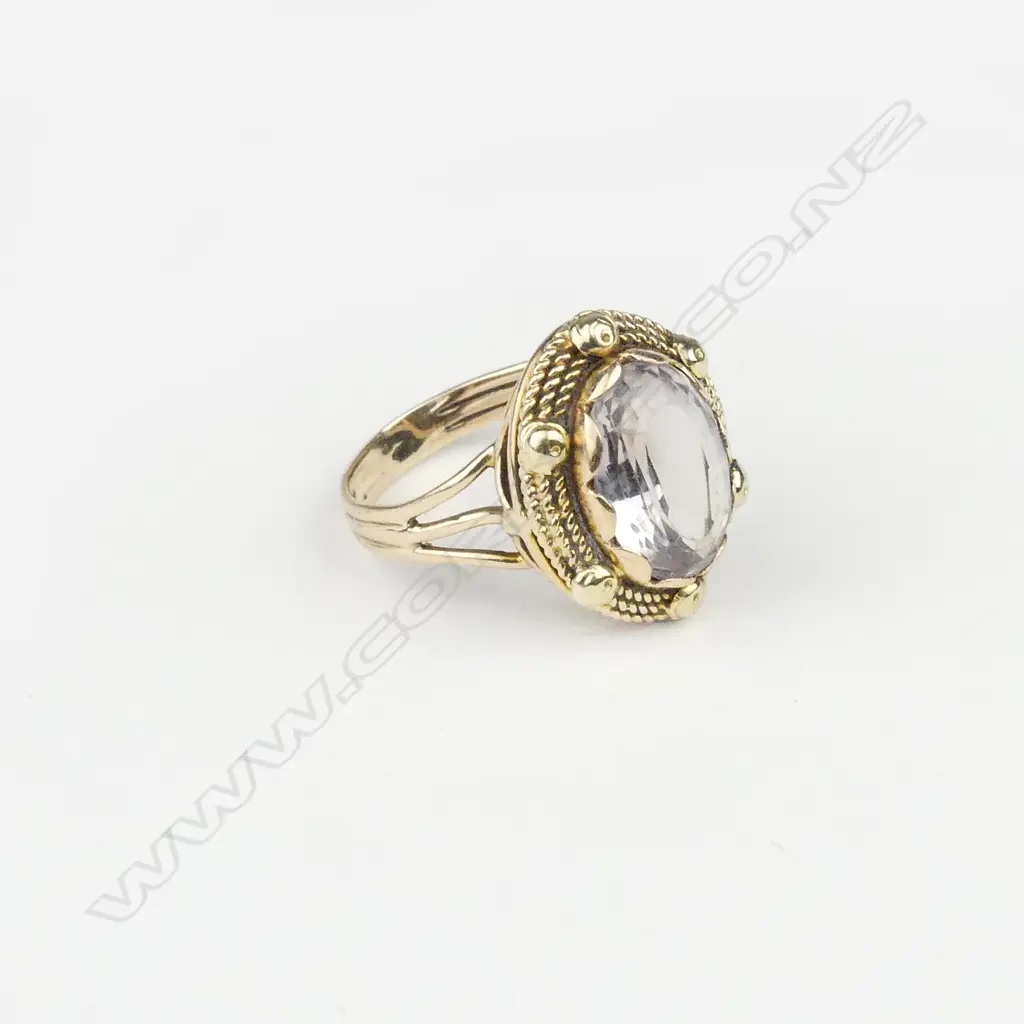 A retro 9ct gold and amethyst ring Image 1++