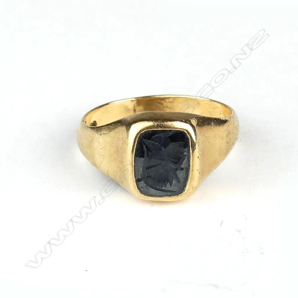 A 9ct. yellow gold vintage signet ring Image 1++