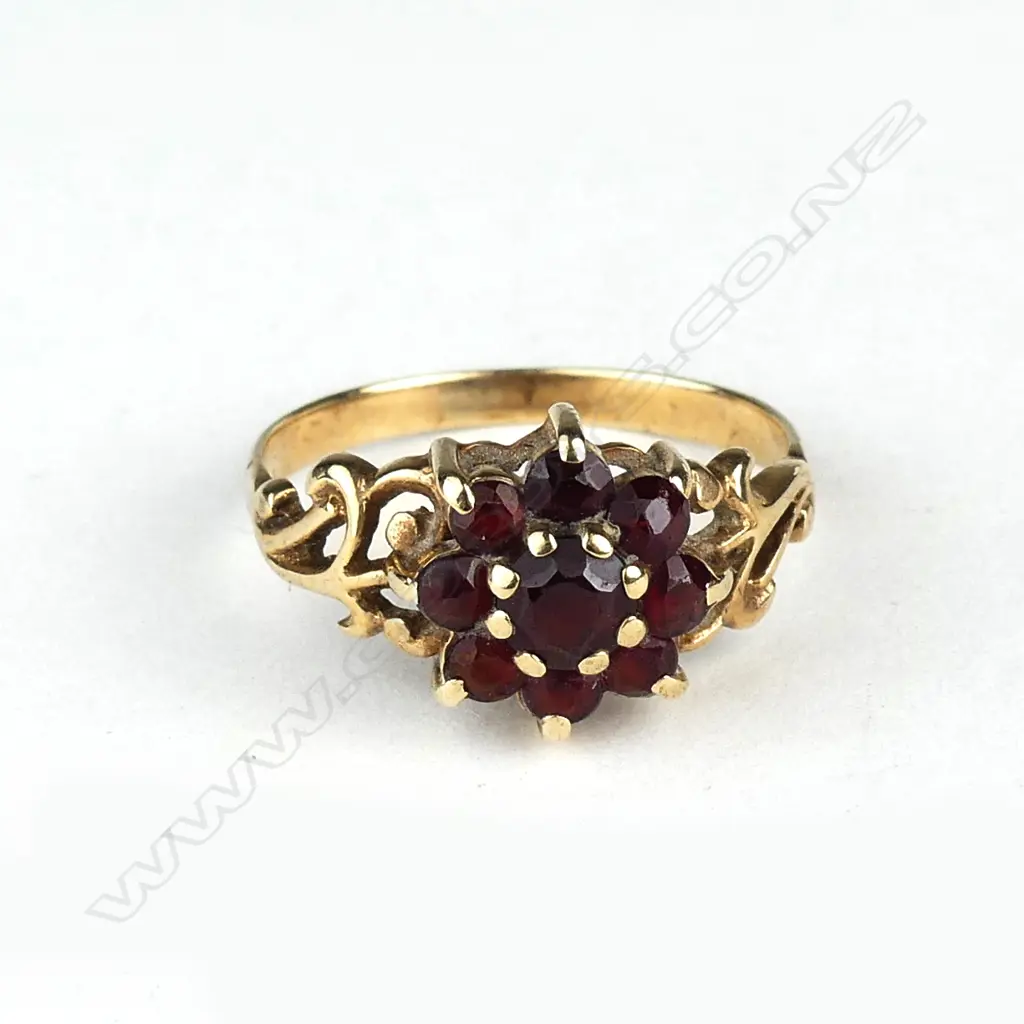 An early 20thC 9ct. yellow gold and garnet cluster lady's dress ring Image 1++