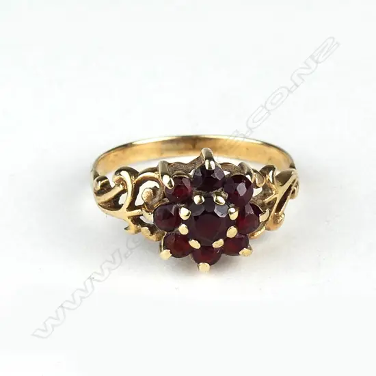 An early 20thC 9ct. yellow gold and garnet cluster lady's dress ring