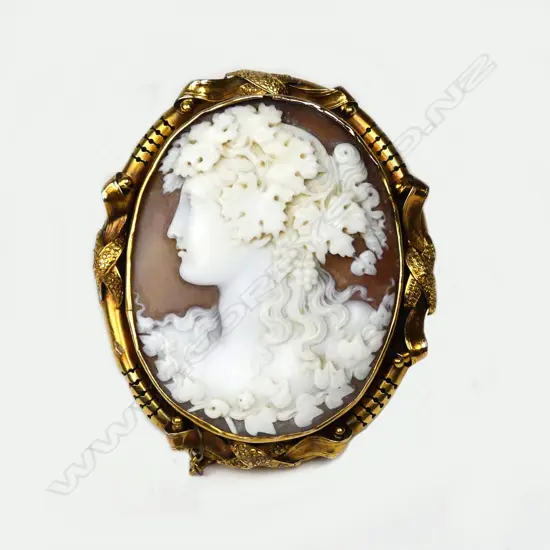 A Victorian 18ct gold and cameo brooch