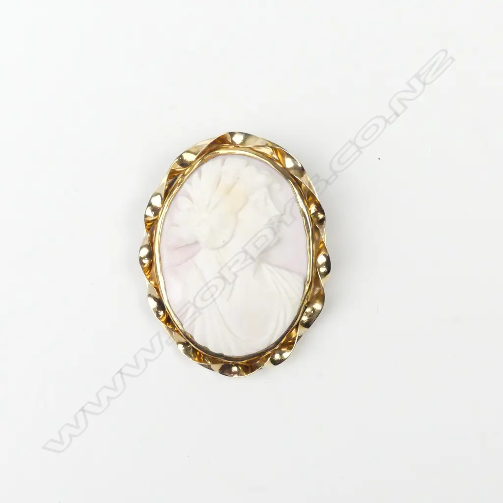 A vintage 9ct gold and cameo brooch Image 1++