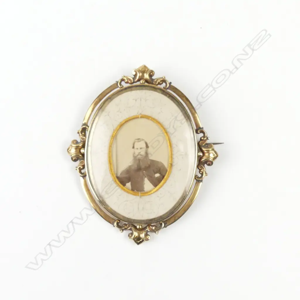 A Victorian 14ct gold mourning brooch Image 1++