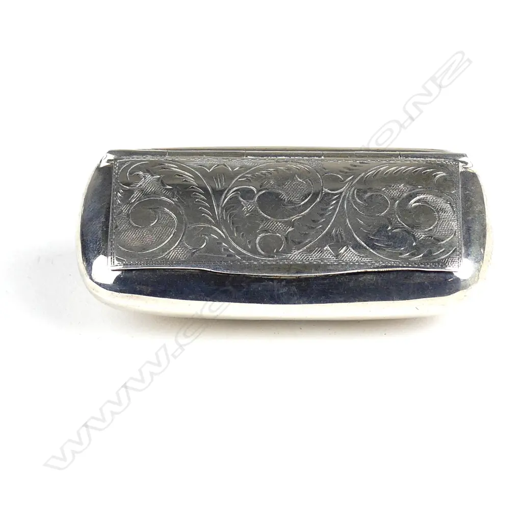 A 20thC silver lozenge form snuff box Image 1++
