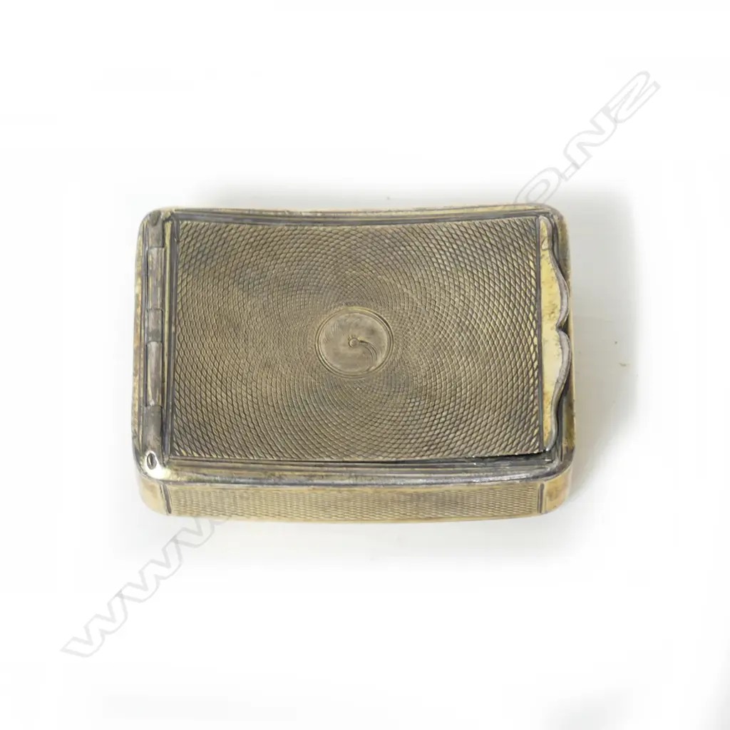 A George III silver gilt large snuff box Image 1++
